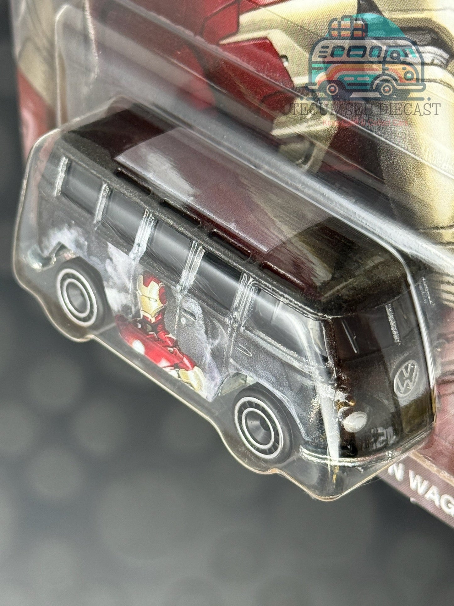 Volkswagen Deluxe Station Wagon avec Iron Man